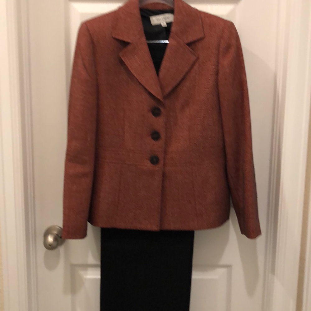 Stunning like- new pants suit